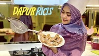 Dalam segmen Dapur Ricis, Ria rajin melakukan eksperimen untuk membuat berbagai jenis resep. Dari yang sederhana sampai yang rumit. Foto: Rumah Ria Ricis