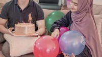Rayakan ulang tahun salah satu teman dekatnya dengan kejutan kue manis. Isi kolom komentar Ria, langsung dipenuhi pujian hingga para penggemar yang mendukung mereka berdua. Foto: Rumah Ria Ricis