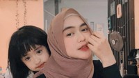 Di akun Instagramnya, YouTuber kocak ini memamerkan sejumlah foto terbarunya. Netizen langsung salah fokus pada dagu Ria yang semakin lancip. Foto: Rumah Ria Ricis