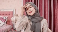 Terkenal sebagai salah satu YouTuber paling sukses di Indonesia. Perubahan wajah Ria Ricis yang semakin cantik, membuat banyak netizen menyangkanya melakukan operasi plastik. Foto: Rumah Ria Ricis