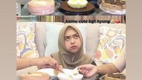 Ini ekspresi menggemaskan dari Ria saat tengah mencicipi berbagai jenis cake kekinian. Dari yang rasa cokelat sampai bentuk durian.  Foto: Rumah Ria Ricis