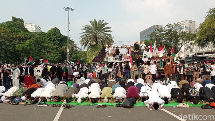 Massa aksi bela Palestina Salat Asar berjamaan di depan Kedubes AS, Jumat (21/5/2021).