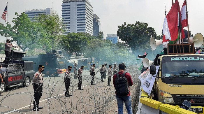 Massa aksi nyalakan flare di depan Kedubes AS