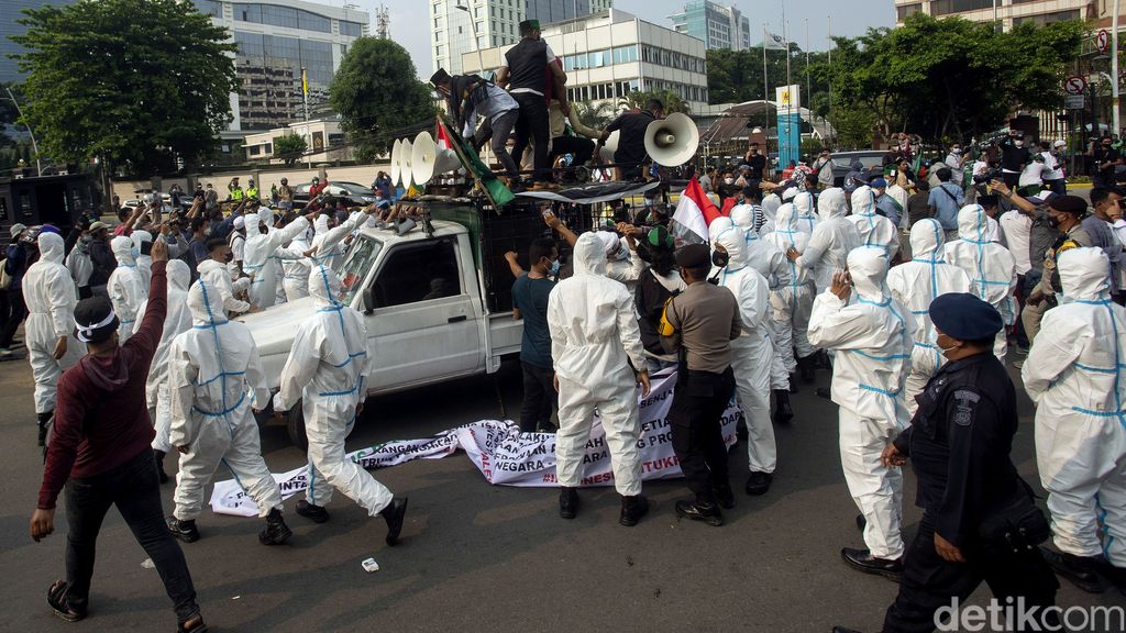 Sejumlah massa yang gunakan atribut HMI diamankan polisi di dekat Kedubes AS. Massa HMI yang sedang unjuk rasa terkait Palestina itu dianggap melanggar aturan.