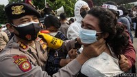 Di sisi lain, massa HMI tersebut tetap berorasi. Kemudian, Kabagops Polres Metro Jakarta Pusat, AKBP Guntur Muhammad Thariq memberikan peringatan. Namun, massa HMI justru tak mengindahkan peringatan Guntur. Massa tetap menyampaikan aspirasinya. Selanjutnya, peringatan kedua hingga ketiga pun diberikan ke massa HMI. Polisi pun mengamankan massa HMI.