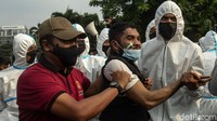 Massa aksi beratribut HMI tersebut terlihat diamankan sejumlah petugas yang memakai baju hazmat atau alat pelindung diri (APD). 