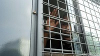 Seusai diamankan, massa aksi dibawa menggunakan mobil tahanan dan langsung meninggalkan lokasi. Mobil komando massa HMI juga ikut diamankan polisi.