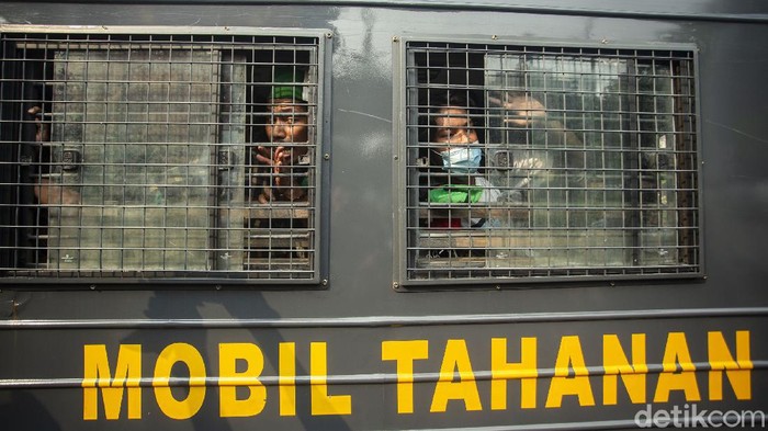 Massa Beratribut HMI Dibekuk Polisi di Tengah Aksi Bela Palestina Sejumlah massa yang gunakan atribut HMI diamankan polisi di dekat Kedubes AS. Massa HMI yang sedang unjuk rasa terkait Palestina itu dianggap melanggar aturan.