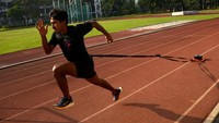 Atlet cabang olahraga atletik Wahyu Setiawan mengikuti latihan rutin persiapan Pekan Olahraga Nasional (PON) di Stadion Madya Jakarta, Jumat (21/5/2021).  