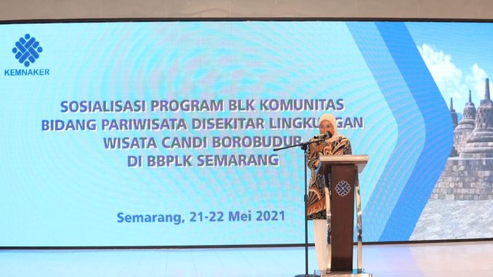 Menaker Ida Fauziah dalam acara Sosialisasi Program BLK Komunitas Bidang Pariwisata di sekitar Lingkungan wisata Candi Borobudur di Semarang, Jumat (21/5/2021).