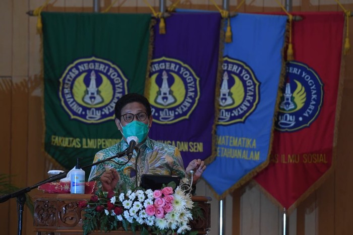 Mendes PDTT Abdul Halim Iskandar saat berbicara di Dies Natalies UNY. Dalam acara tersebut, ia berkapasitas sebagai Ketua Dewan Pertimbangan dan Alumni UNY.