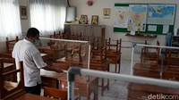 Sejumlah persiapan pun dilakukan pihak sekolah menjelang pelaksanaan PPDB DKI 2021, salah satunya memasang sekat plastik di meja para murid.  