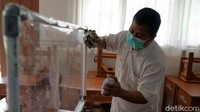 Pemasangan sekat plastik itu dilakukan sebagai salah satu upaya pencegahan penyebaran virus Corona di ruang publik, khususnya di area sekolah.