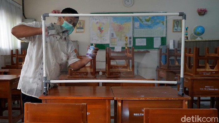 Menengok Persiapan SMP di Ibu Kota Jelang Pelaksanaan PPDB Jakarta Penerimaan Peserta Didik Baru (PPDB) DKI 2021 akan dilaksanakan bulan Juni 2021. Sejumlah sekolah di Ibu Kota pun bersiap menjelang pelaksanaan PPDB DKI Jakarta