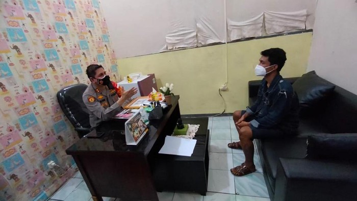 Momen AT, anak anggota DPRD Kota Bekasi diinterogasi usai menyerahkan diri ke polisi. Foto dikirim Wakapolres Metro Bekasi AKBP Alfian Nurrizal.