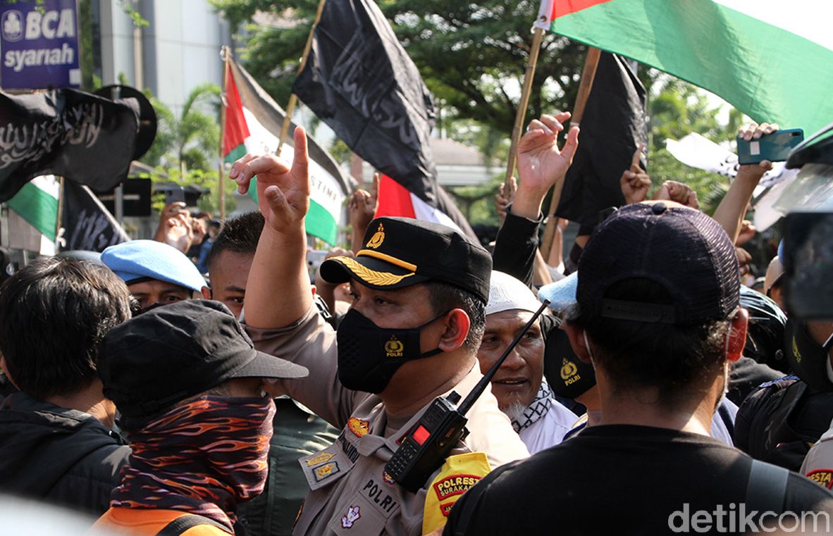 Aksi unjuk rasa mendukung Palestina di Solo dibubarkan aparat gabungan. Pembubaran dilakukan karena banyaknya massa aksi yang melanggar protokol kesehatan.