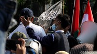 Ade Safri mengatakan sebetulnya polisi sejak awal sudah melakukan pengamanan meskipun sebetulnya kegiatan tersebut tidak memenuhi syarat. Saat kegiatan pun, dia melihat protokol kesehatan yang diabaikan peserta. Salah satunya ialah jumlah peserta yang mencapai ratusan orang.