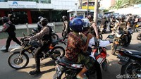 Selain itu, dia menyebut ada kelompok lain yang melakukan aksi konvoi di sekitar Solo dalam waktu bersamaan. Petugas menilang 150 sepeda motor di berbagai titik di Kota Solo.