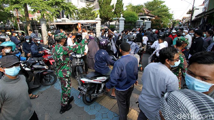 Aksi unjuk rasa mendukung Palestina di Solo dibubarkan aparat gabungan. Pembubaran dilakukan karena banyaknya massa aksi yang melanggar protokol kesehatan.