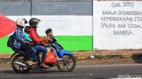 Remaja Majelis Al Muntaqilin membuat mural sebagai aksi solidaritas serta doa bagi umat muslim Palestina yang menjadi sasaran serangan militer Israel.    