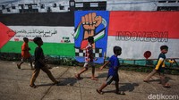 Salah seorang Remaja Majelis Al Muntaqilin mengatakan, pembuatan mural ini sebagai wujud solidaritas untuk Palestina.   