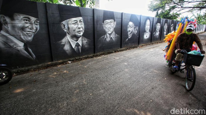 Mural Wajah 7 Presiden RI Hiasi Jalan di Kota Tangerang Dinding jalan di kawasan Cipondoh, Tangerang, dihiasi mural bergambar wajah 7 presiden Indonesia. Wajah Soekarno hingga Joko Widodo hiasi dinding jalan tersebut
