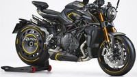 MV Agusta Rush 1000 2021 dibekali material bodi berbahan serat karbon, khusunya di bagian penutup mesin, cover knalpot, penutup bawah, dan penutup roda belakang.  Foto: MV Agusta