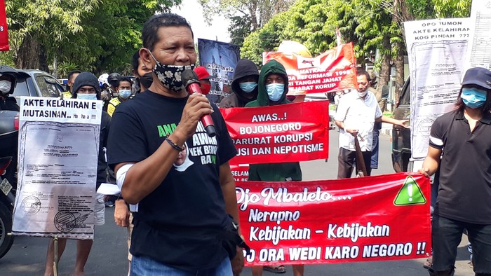 Nama Bupati Bojonegoro di dokumen kependudukan dan ijazah membuat warga ngluruk  kantor pemkab dan dprd