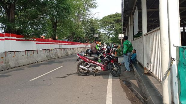 Ojol mangkal di Stasiun Manggarai, Jumat (21/5/2021).