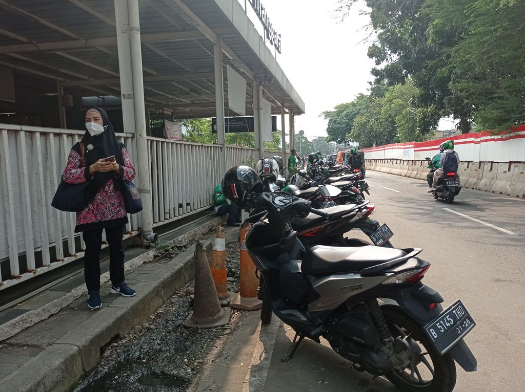 Ojol mangkal di Stasiun Manggarai, Jumat (21/5/2021).
