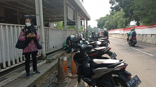 Ojol mangkal di Stasiun Manggarai, Jumat (21/5/2021).