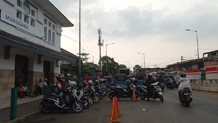 Ojol mangkal di Stasiun Manggarai, Jumat (21/5/2021).