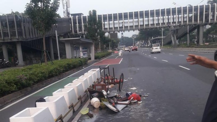 Pedagang mi ayam ditabrak mobil di Sudirman, gerobaknya hancur
