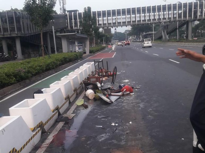 Pedagang mi ayam ditabrak mobil di Sudirman, gerobaknya hancur