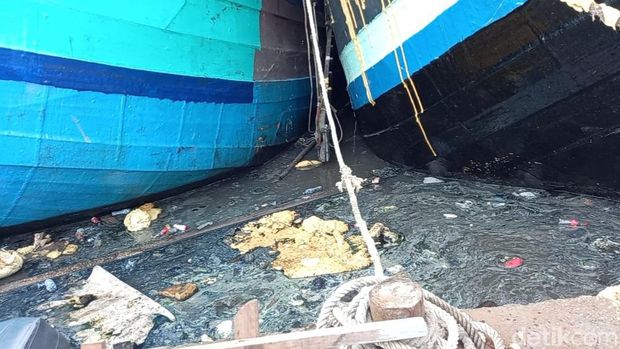 Pelabuhan Tegalsari, Kota Tegal, kumuh dan penuh sampah limbah