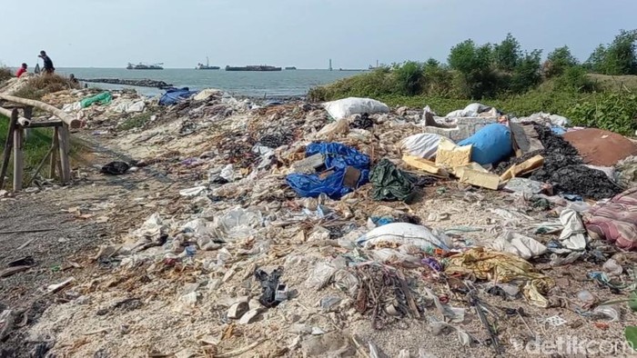 Pelabuhan Tegalsari, Kota Tegal, kumuh dan penuh sampah limbah