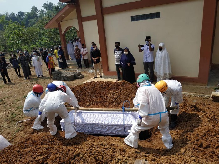Pemakaman jenazah Kades Sambirejo Suparjo Jojon yang meninggal karena Corona, Jumat (21/5/2021).