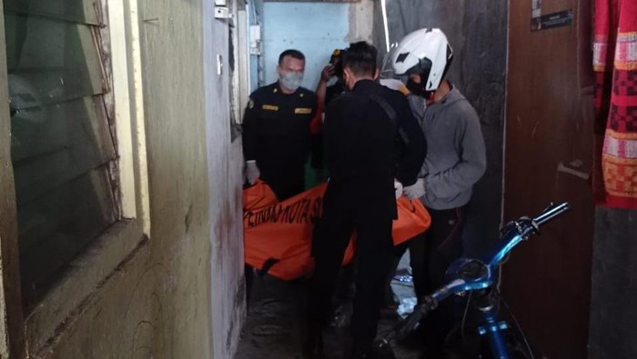 Pria di Surabaya yang berusia 18 tahun diduga menjadi korban pembunuhan. Korban ditemukan tewas dalam kamar kos.