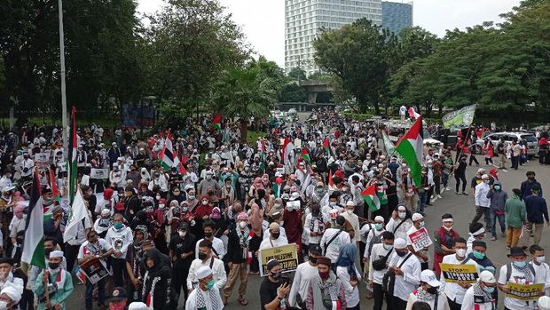 Penampakan massa aksi bela Palestina di Kedubes AS Pukul 13.32 WIB