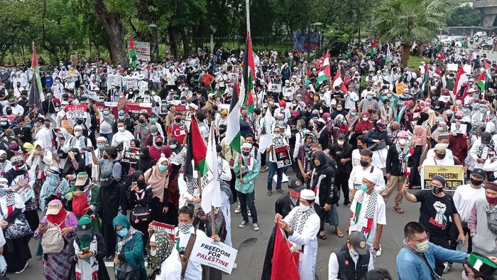 Penampakan massa aksi bela Palestina di Kedubes AS Pukul 13.32 WIB