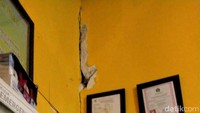 Sebelumnya diberitakan, gempa yang mengguncang Blitar ini terjadi pada pukul 19.09 WIB. BMKG menyebut gempa berkekuatan magnitudo 6,2 ini tidak berpotensi menimbulkan tsunami.