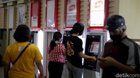 Biaya yang dikenakan yakni Rp 2.500 untuk cek saldo, dan Rp 5.000 untuk tarik tunai.