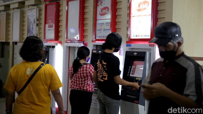 Mulai 1 Juni 2021, transaksi di ATM Link/Bank Himbara tak gratis lagi. Nantinya, transaksi di ATM Link akan dikenakan biaya mulai Rp 2.500 hingga Rp 5.000.
