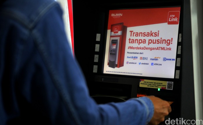 Mulai 1 Juni 2021, transaksi di ATM Link/Bank Himbara tak gratis lagi. Nantinya, transaksi di ATM Link akan dikenakan biaya mulai Rp 2.500 hingga Rp 5.000.