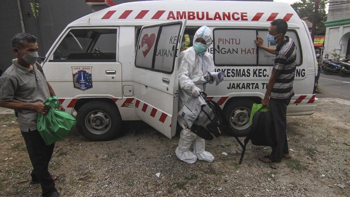 Petugas medis mendata warga yang akan dibawa ke Wisma Atlet di Jalan As-Syafiiyah, Cipayung, Jakarta, Jumat (21/5/2021). Klaster halal bihalal di Cipayung bertambah sebanyak 32 orang, dari 51 orang menjadi 83 orang terpapar COVID-19 perhari ini dan sebanyak 17 orang bergejala ringan dibawa ke Wisma Atlet, tiga orang bergejala sedang dibawa ke RSUD Ciracas dan 12 orang OTG isolasi mandiri. ANTARA FOTO/Asprilla Dwi Adha/rwa.