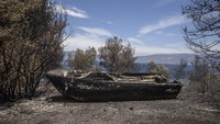 Akibat kebakaran itu, rumah hingga perahu pun ikut hangus terbakar.  