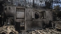 Kebakaran besar di sebelah barat Athena merusak rumah-rumah dan mendorong evakuasi penduduk setempat.    