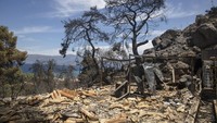 Setidaknya ada enam desa dan dua kuil yang dievakuasi akibat kebakaran hebat hutan tersebut.  