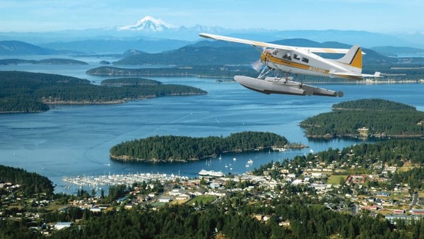 Inilah Kenmore Air, maskapai lokal kenamaan Seattle. Peringatan 75 tahun adalah pencapaian besar bagi maskapai mana pun, apalagi banyakyang berguguran karena pandemi.