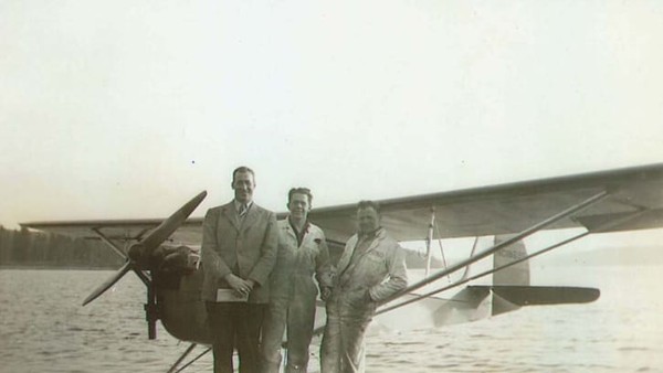 Sejarah Kenmore Air dimulai pada 21 Maret 1946, ketika Robert Munro, Jack Mines, dan Reg Collins mengubah pabrik papan tua di Danau Washington menjadi pelabuhan pesawat amfibi. Lalu penerbangan pertama mereka lepas landas.
